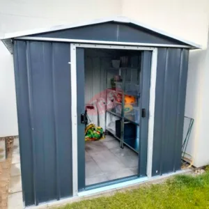 Magazie de gradina metalica gri cu usa deschisa