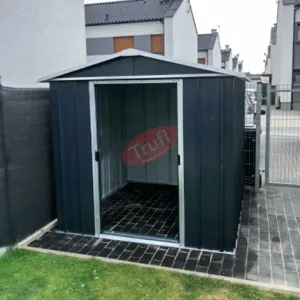 Magazie metalica gri de gradina in curte