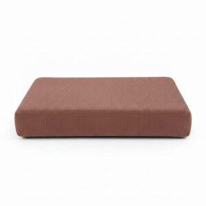Pernă la comandă din catifea raiată roz pastel prăfuit pe canapea modernă