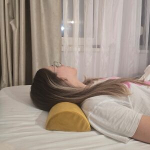 Perna semirotunda pentru gat folosita ca suport cervical in timpul somnului