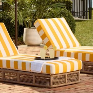 Perne dungi alb-galben pe sezlong langa piscina, rezistente la apa cu clor si radiatii UV, material profesional exterior