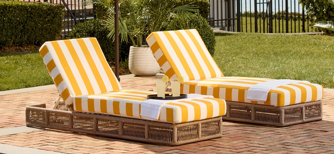 perne-exterior-dungi-alb-galben-sezlong-piscina-rezistente-clor-uv80 Perne dungi alb-galben pe sezlong langa piscina, rezistente la apa cu clor si radiatii UV, material profesional exterior