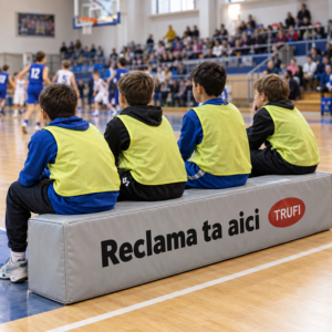 Trei copii stau pe o banca din burete personalizata, cu husa rezistenta, in sala de baschet