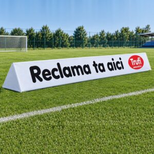 Prisma triunghiulara din burete cu husa din prelata alba, imprimata cu reclama personalizata, asezata pe marginea unui teren de fotbal, dimensiuni 200 x 40 cm, TRUFI