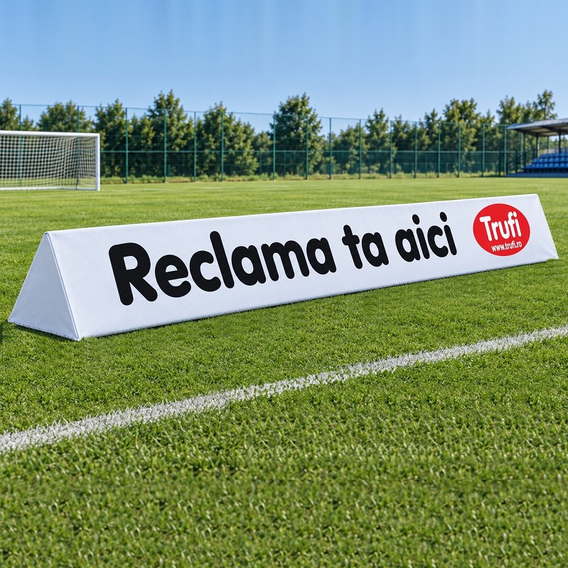 prisma-triunghiulara-burete-reclama-personalizabila-trufi Prisma triunghiulara din burete cu husa din prelata alba, imprimata cu reclama personalizata, asezata pe marginea unui teren de fotbal, dimensiuni 200 x 40 cm, TRUFI
